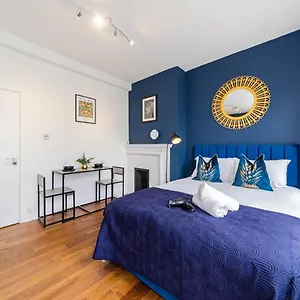 Super Central Studio I Next To Beach & Shopping Centre I King Size Bed I Sleep 3 Apartment Brighton